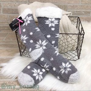 Cuddl Duds Grey & White Snowflake Plush Socks